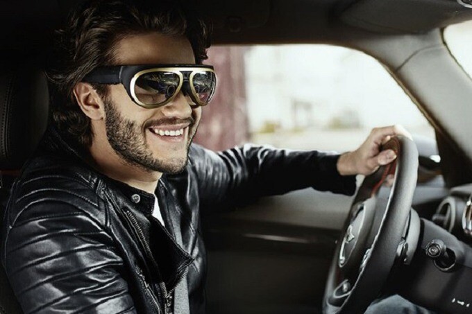 BMW презентует умные очки для водителя