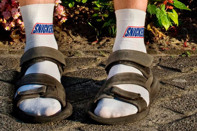 Snickers объяснил, почему мужчины надевают сандалии на носки