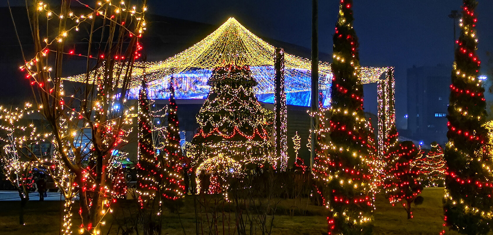 новый год в ташкенте 2022. новогодние обычаи в узбекистане. узбекский дед мороз и снегурочка. узбекистанский новый год. новогодняя елка в ташкенте.