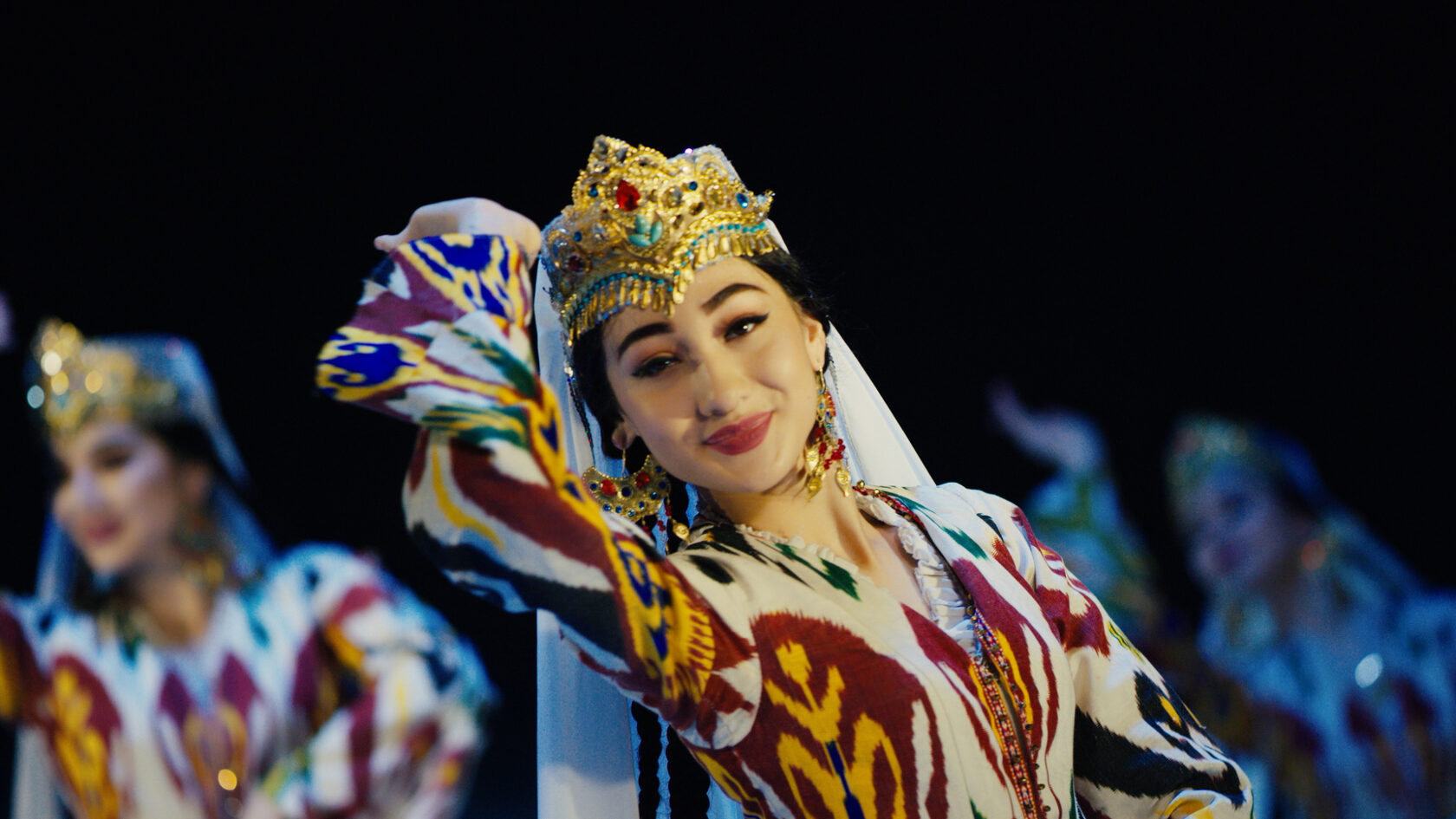 узбечка танцует на столе