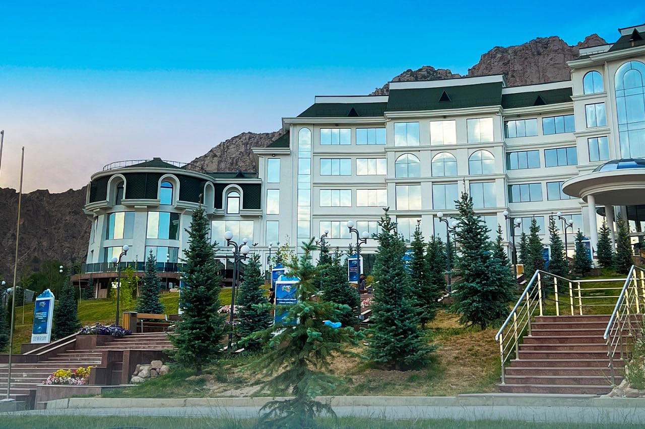 VKontakte-da ogizda siyish fotosuratlari Bir qoshnisi uni onanizm bilan ushlab oldi.