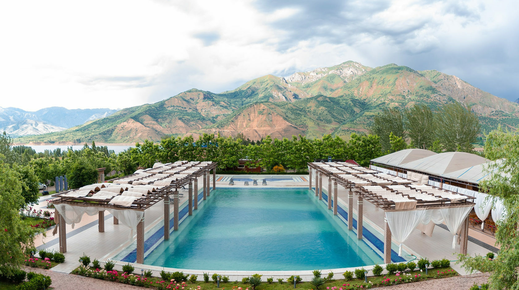 Rus egalari va ularning enagasi ortasida porno jinsiy aloqa Marina Viskonti orgazm