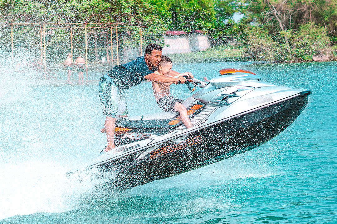 Suratda uning koylagi ostidan mushuk tasvirlangan. Rus pornosi: men, xotinim va dostim