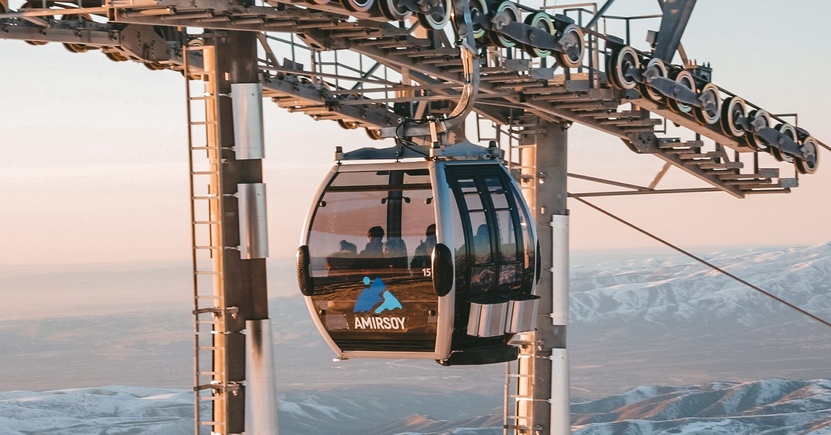 Eshton Kutcher porno Qora tanlilar bilan chuqur anal