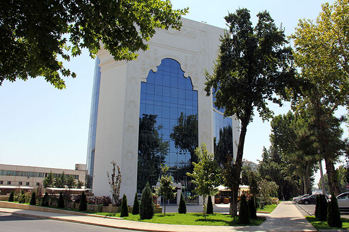 Здание из колонн в Ташкенте