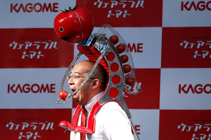 Создали робота, кормящего человека помидорами