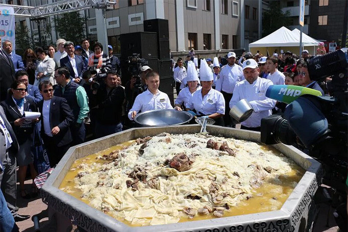 Самый большой бешбармак в мире приготовили в Казахстане