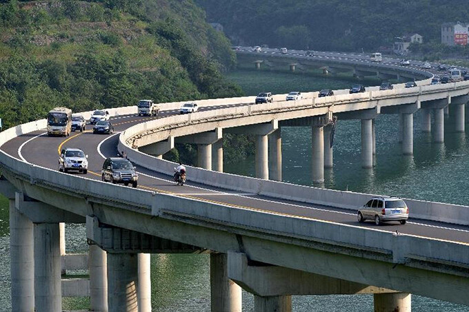 Мост по руслу реки запустили в Китае