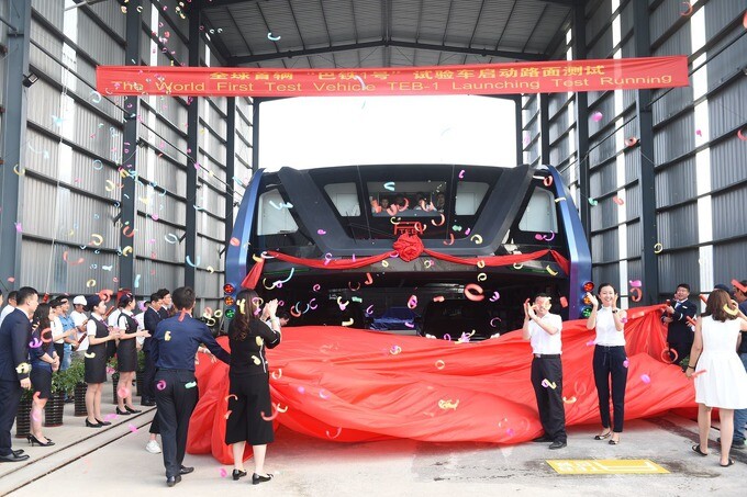 Автобус, движущийся над автомобилями, испытали в Китае