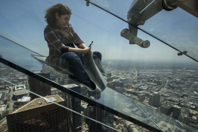 Прозрачную горку на небоскребе открыли в Лос-Анджелесе