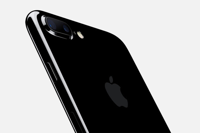 iPhone 7: блестящий черный и водонепроницаемый