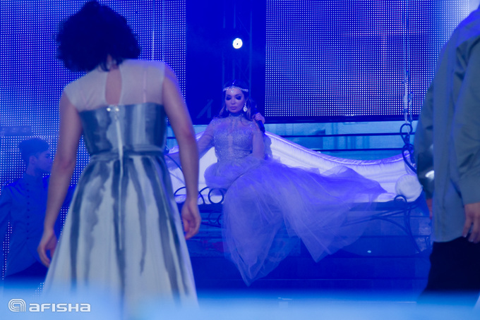 Yalangoch qizlarning mushuklarini tomosha qiling Nikol Koko T seksual kiyimdagi fotosurat