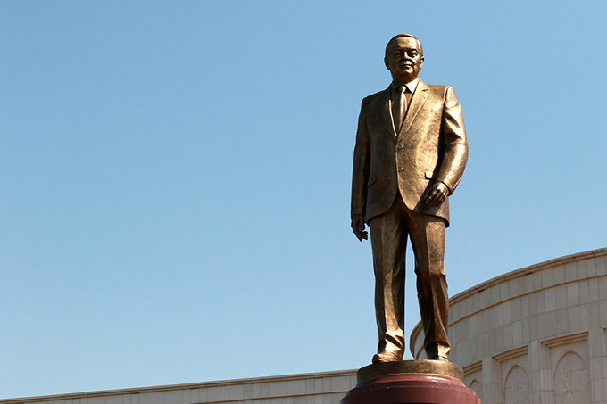 В Ташкенте открыли памятник Исламу Каримову