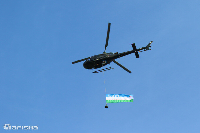 Над Ташкентом пролетели вертолеты с флагами