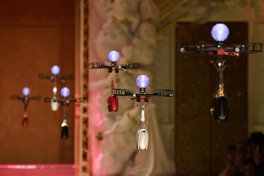 Dolce & Gabbana устроила показ сумочек при помощи дронов