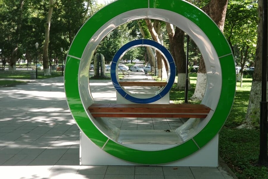 Оригинальные скамейки появились в центре Ташкента