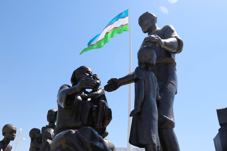 На площади Дружбы народов установили 65-метровый флагшток