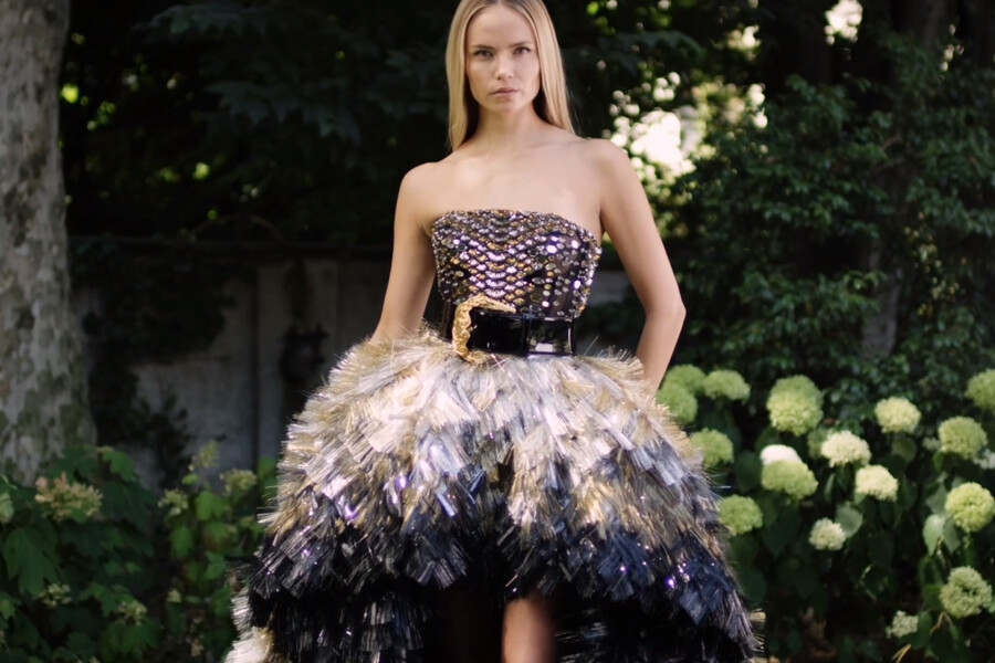 Versace презентовал новую коллекцию вечерних платьев