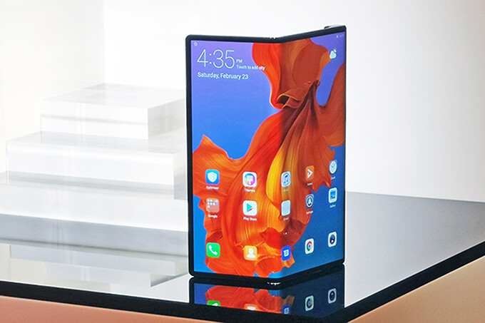 Huawei представил раскладной смартфон Mate X
