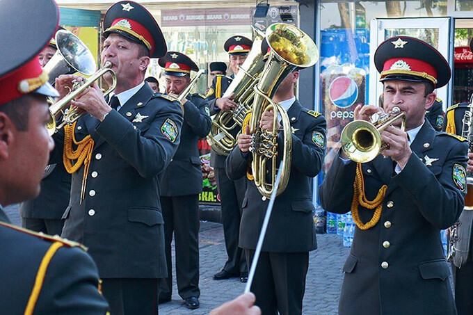 Праздничное выступление оркестра военного округа города Ташкент