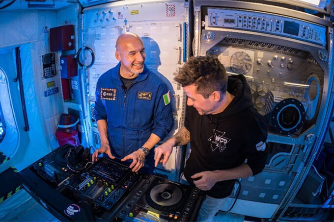 Итальянский астронавт сыграл первый DJ-сет в космосе