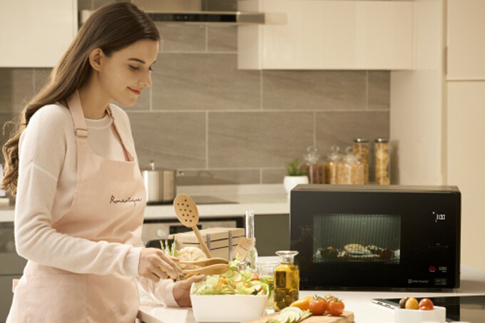 LG NeoChef поможет приготовить обед в кратчайшие сроки