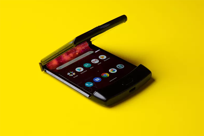 Motorola выпустила Razr с гибким экраном за $1500
