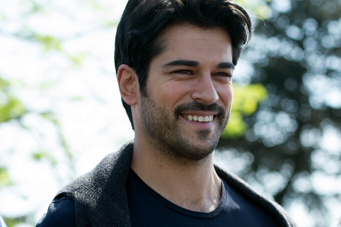 Состоялась премьера нового турецкого сериала с Бураком Озчивитом в главной роли