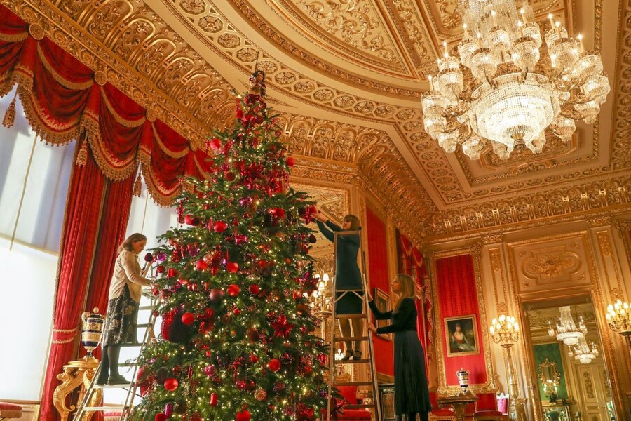К Рождеству готовы: в Великобритании украсили резиденцию Елизаветы II