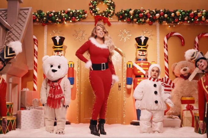 Мэрайя Кэри выпустила новый клип на песню All I Want For Christmas Is You