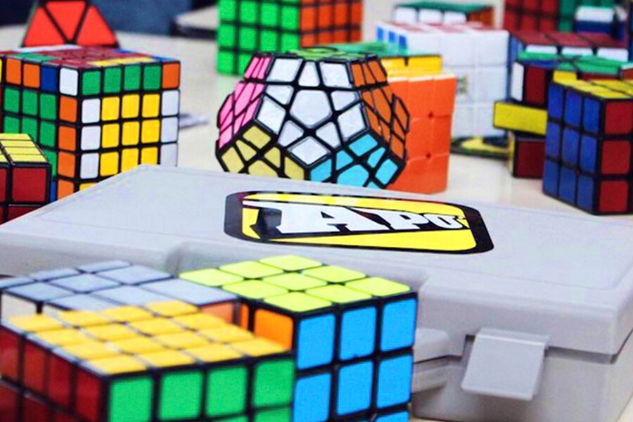 Мастер-класс по кубику Рубика в Les Ailes'e