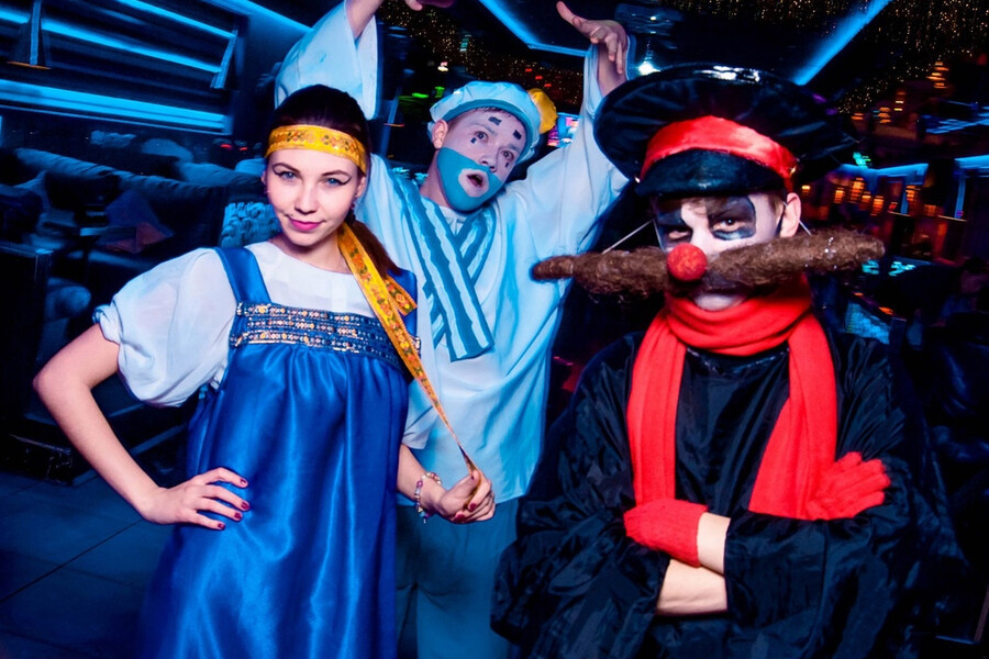 Каламбур 1996. Маски шоу деревня. Деревня дураков костюм. Деревня дураков косплей. Деревня каламбур костюмы.