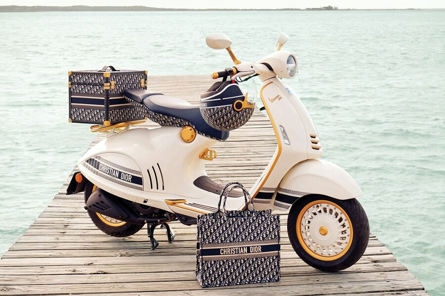 Dior представили скутер в коллаборации с брендом Vespa