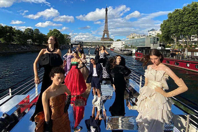 Balmain провели кутюрное шоу Sur Seine в Париже