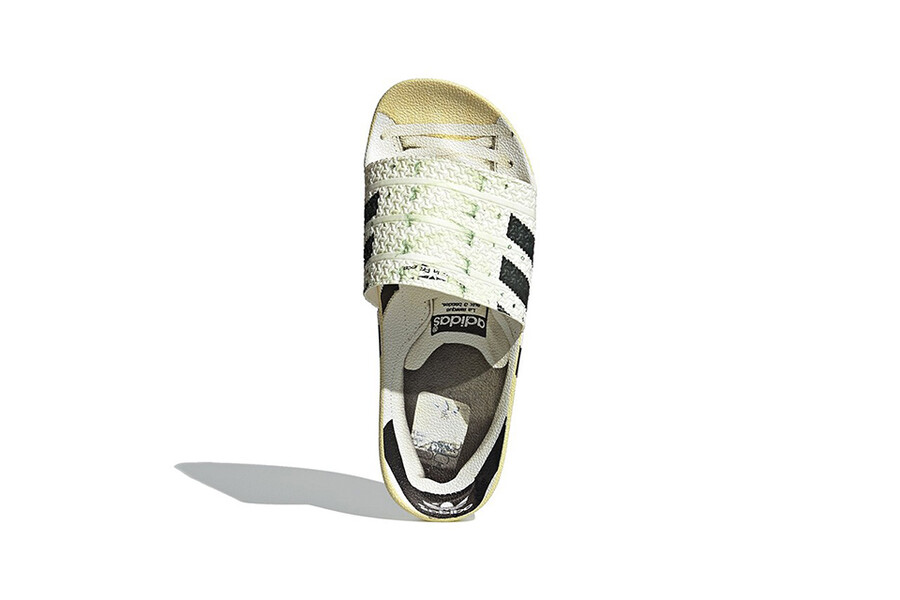 Adidas выпустили новые тапочки с принтом модели Superstar
