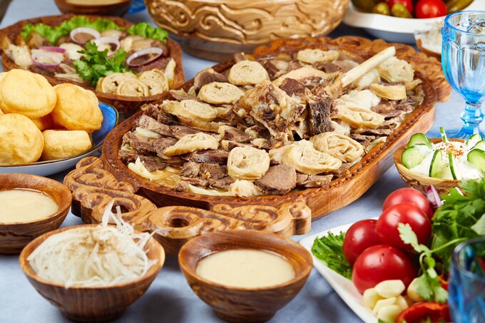 Бугурсаки и бульон в подарок ко вкусному бешбармаку