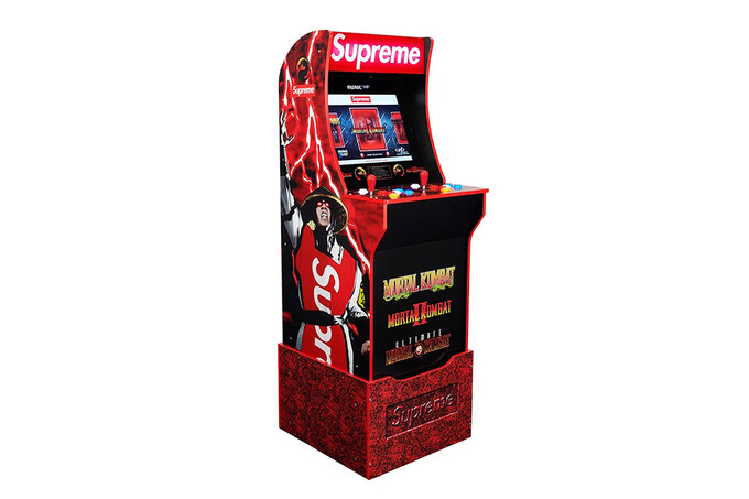 Supreme представили новую коллекцию одежды и интересных аксессуаров