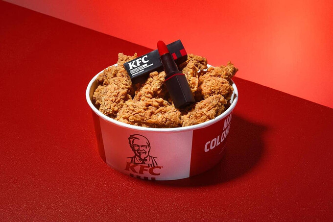 KFC выпустили губную помаду со вкусом острых куриных крылышек