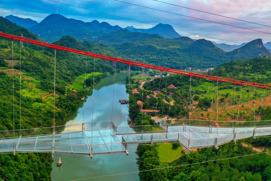 Самый длинный в мире подвесной стеклянный мост открыли в Китае