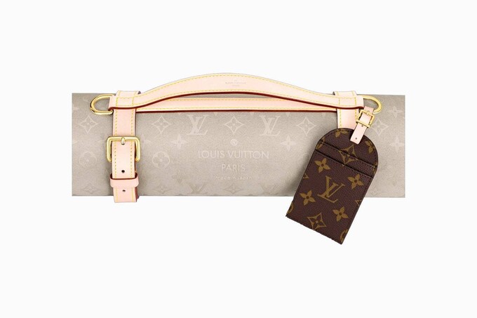 Louis Vuitton выпустили коврик для йоги с монограммой