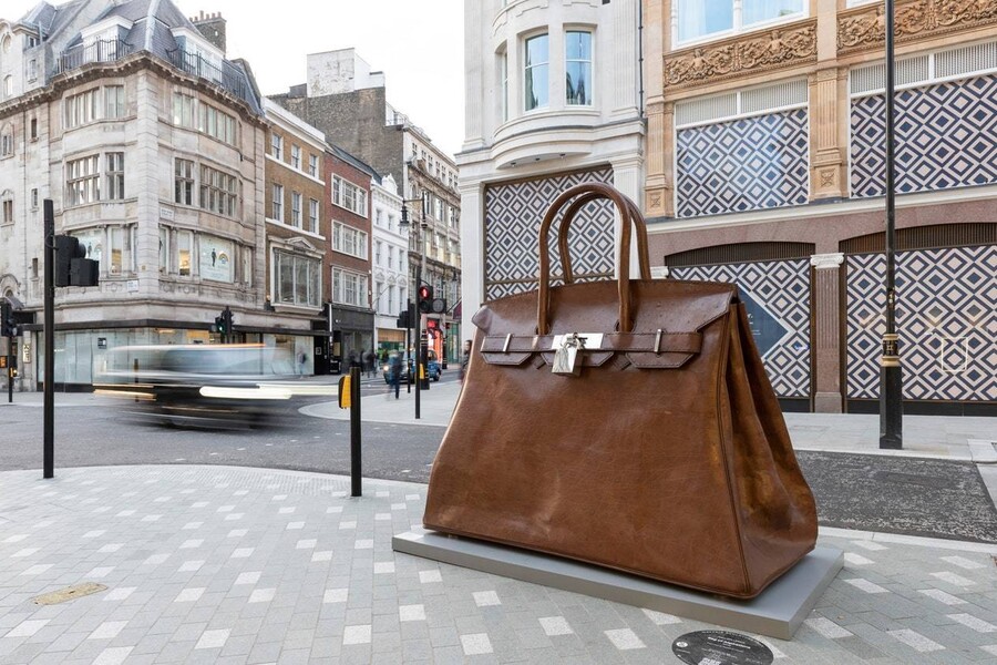 Гигантскую скульптуру сумки Hermès Birkin возвели в Лондоне
