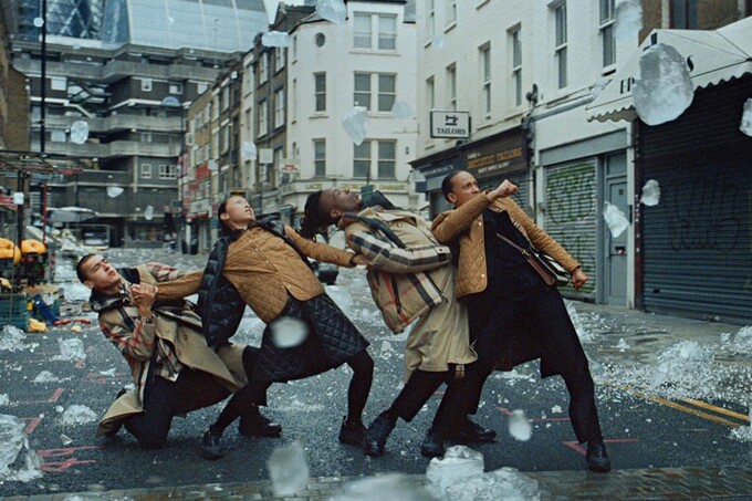 Burberry выпустили рекламную кампанию под названием Singing In The Rain