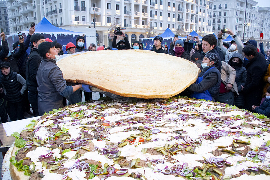 Бургер диаметром 2,5 метра приготовили в Ташкенте