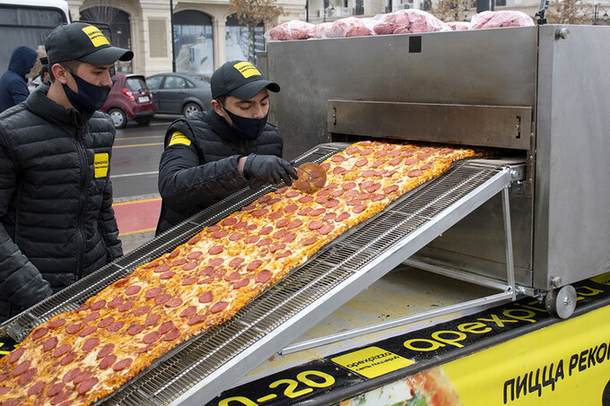 Стометровую пиццу приготовили в парке Tashkent City