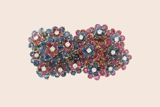 Van Cleef & Arpels показали архивное украшение-трансформер