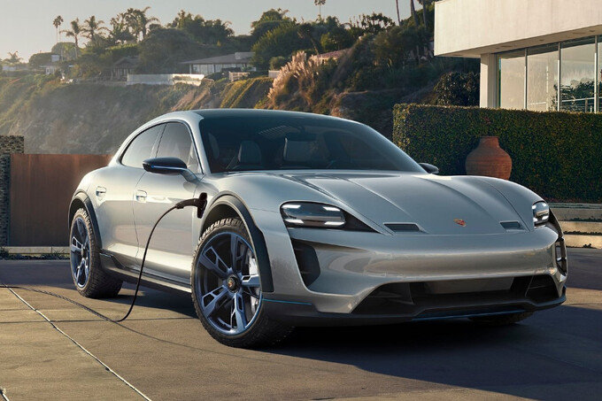 Porsche показала внедорожный универсал и электровелосипеды