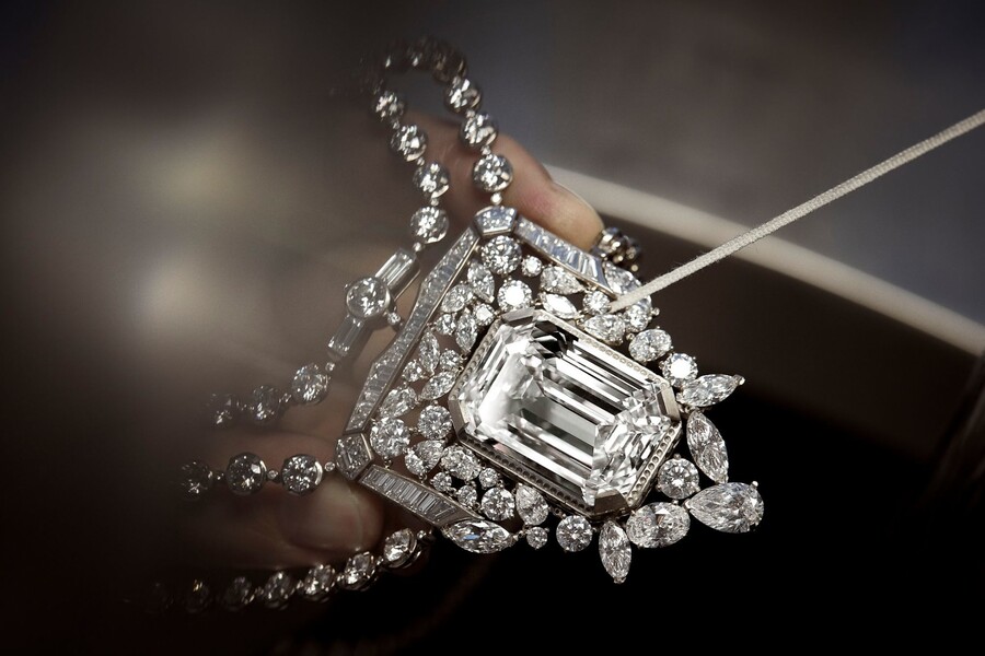 Chanel отметили юбилей аромата No.5 роскошным колье с бриллиантом в 55,55 карат