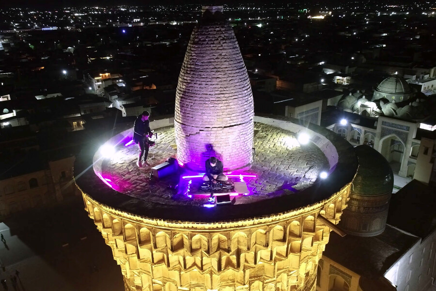 Музыкальный сет на минарете Калян сыграл ташкентский диджей Roger Gunn ...