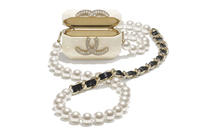 Chanel выпустили чехлы для AirPods