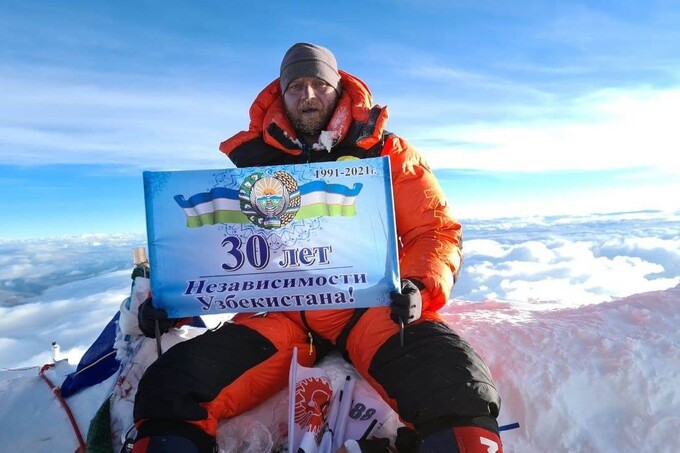 Узбекистанец Сергей Денисенко покорил Эверест и поднял флаг страны